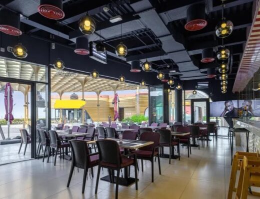 مطعم لبناني للبيع على كورنيش البحيرة، الشارقة – موقع مميز وتجهيز كامل