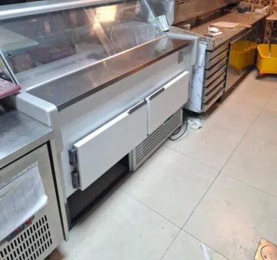 مطعم لبناني للبيع على كورنيش البحيرة، الشارقة – موقع مميز وتجهيز كامل