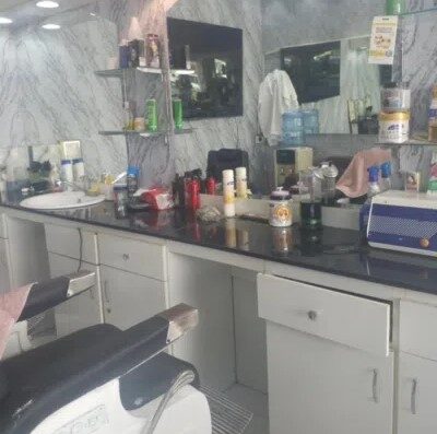 صالون حلاقة رجالي للبيع في عجمان الصناعية 2 | فرصة استثمار جاهزة بدخل يومي
