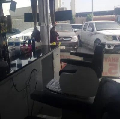 صالون حلاقة رجالي للبيع في عجمان الصناعية 2 | فرصة استثمار جاهزة بدخل يومي